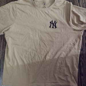 New York Yankees - Genuine Merchandise T-Shirt Size Med Tan with Black Emblem